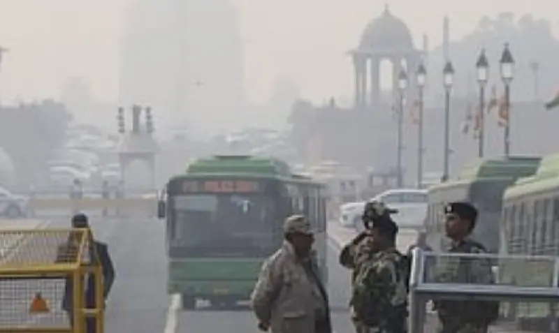 Severe Cold In Delhi Due To Snowfall In Mountains; Dense Fog And High Pollution Levels Persist.