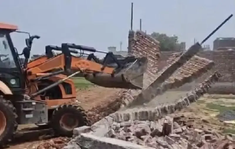 Bulldozer Action In Ghaziabad To Clear Encroachments In Indirapuram Starting Today For Three Days.