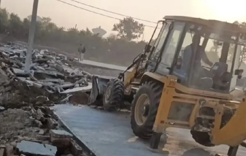 Gda Dismantles Illegal Colony Near Madhuban-Bapudham In Ghaziabad Amid Protests And Police Intervention.