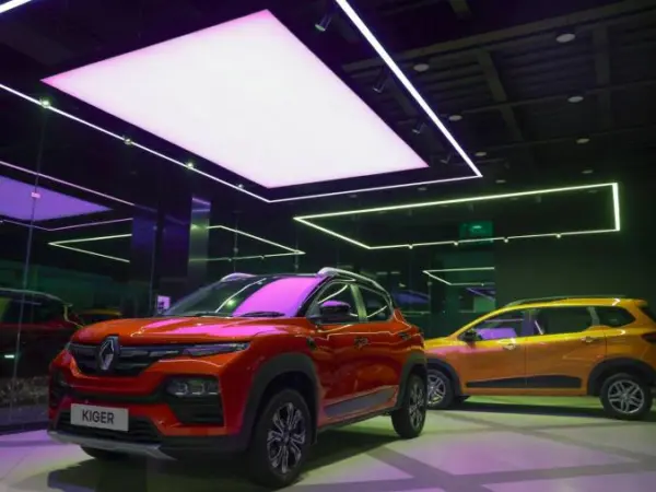 Renault Ready To Take Maruti Nexa Crown. Company Started R Store For Super Models Launch.